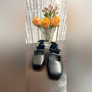 Quince EUC (once) Black Leather Ballet flats
with double straps zip up back SZ 8
